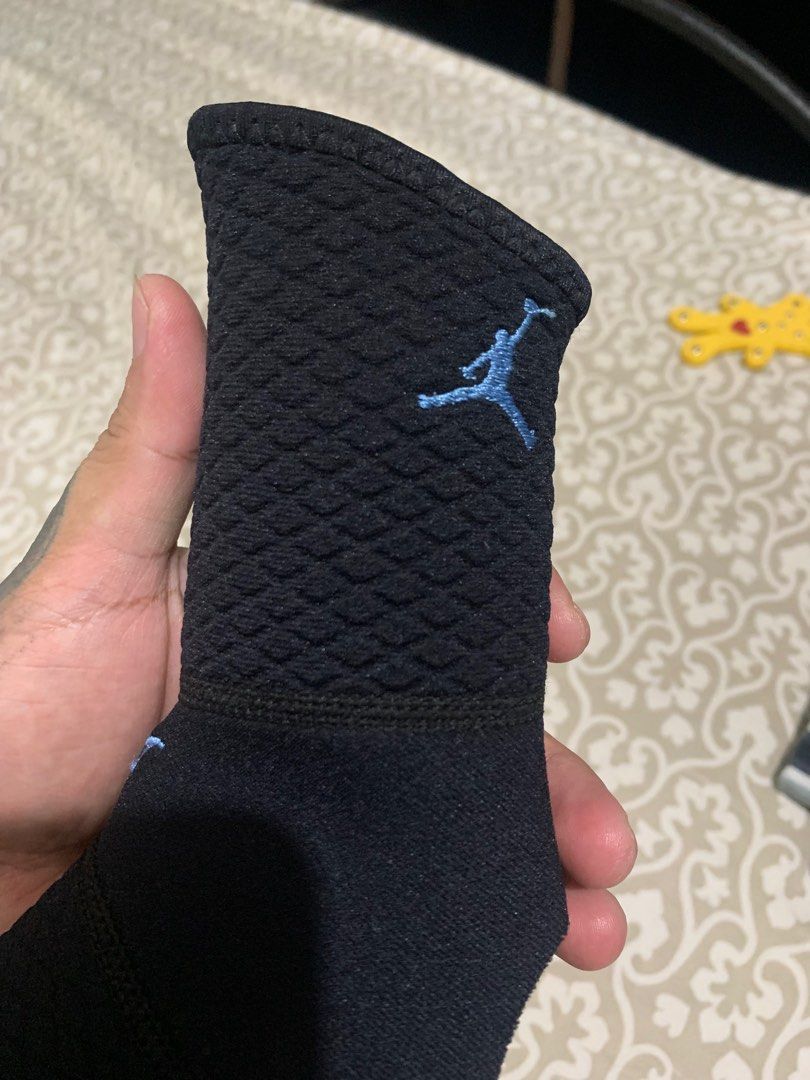 Jordan knee pads (Category: Activewear) located in Bauang. Submitted by Gnik_Sy350 (Listing ID 1301426027, Image 2). Description: Jordan knee pads Original Pang junior/ high school kasya sa adult na mapayat ang paa! Contact no. 09568091545.