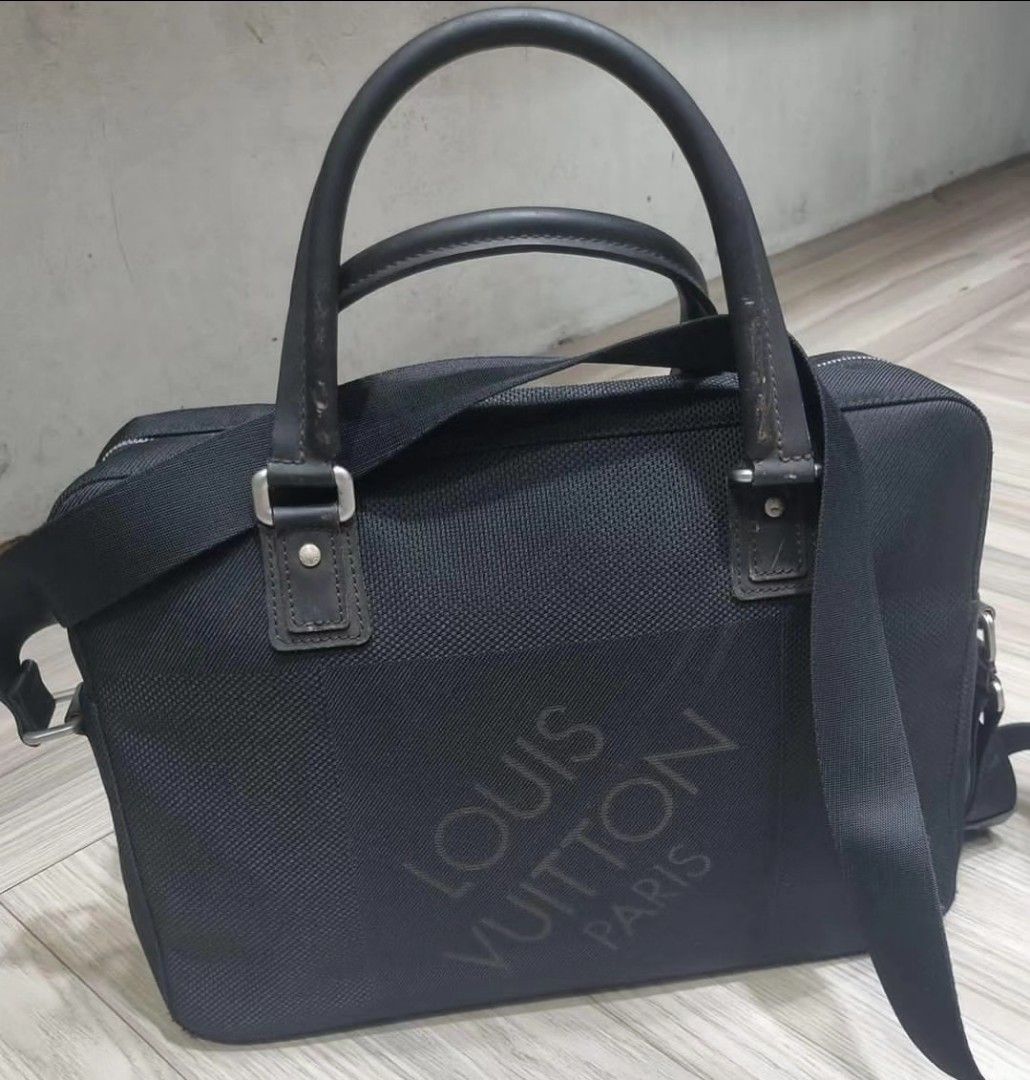 LOUIS VUITTON Damier Geant Yak Black Noir document/laptop bag (Category: Luxury Bags & Wallets) located in Quezon City. Submitted by rmseller.2017 (Listing ID 1301310697, Image 2). Description: LOUIS VUITTON Damier Geant Yak Black Noir document/laptop bag | W:14.6in×H:10.2in×D:3.9in | with strap | good condition | P18,500 only (open for installment).