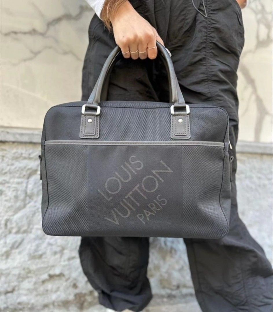 LOUIS VUITTON Damier Geant Yak Black Noir document/laptop bag (Category: Luxury Bags & Wallets) located in Quezon City. Submitted by rmseller.2017 (Listing ID 1301310697, Image 1). Description: LOUIS VUITTON Damier Geant Yak Black Noir document/laptop bag | W:14.6in×H:10.2in×D:3.9in | with strap | good condition | P18,500 only (open for installment).