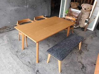 Modern Dining Set Table: L63 x W33.5 x H28 Bench: L47.5 x W16 x H17 Chairs: L19.5 x W20 x H17/27 up to 6seater In good condition