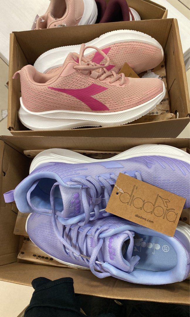 NEW Sepatu Diadora Running Sneakers Wanita Fesyen Wanita Sepatu di Carousell