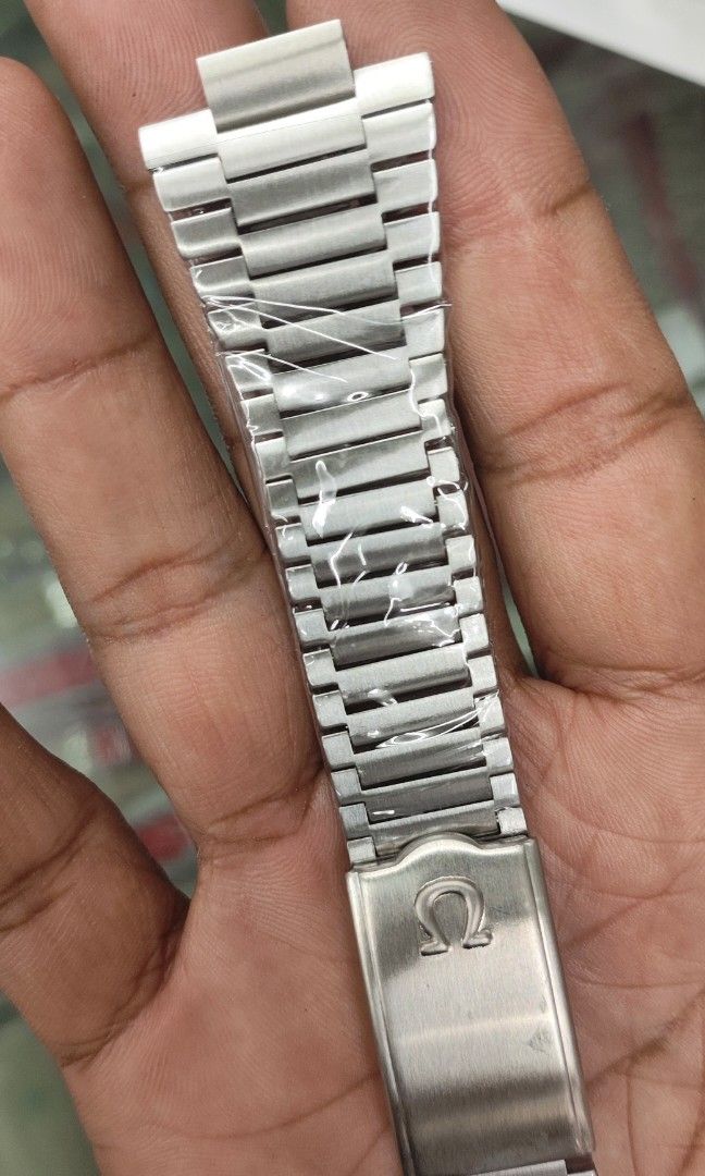 Omega Seamaster Bracelet (Category: Luxury Watches) located in Manila. Submitted by YurWatch (Listing ID 1301325369, Image 2). Description: Omega Seamaster Bracelet Original - SwissMade Watch Model 166.0216.3 For Sale: 2500p Metro Manila Meet up or thru shipping via lbc or Lalamove Pm me 09457664888.