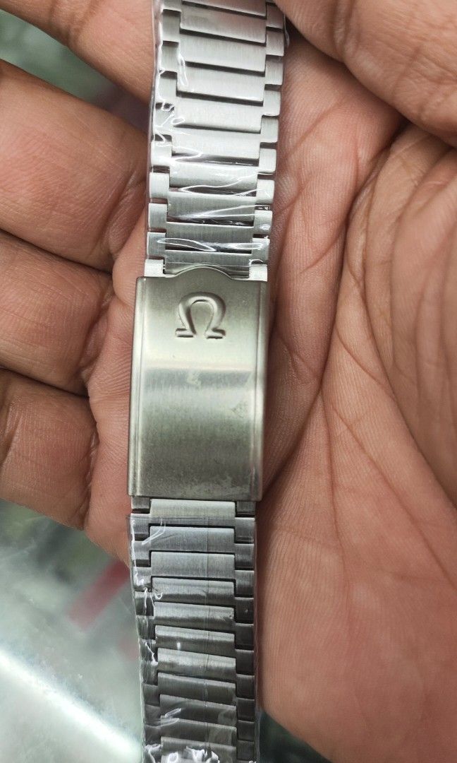 Omega Seamaster Bracelet (Category: Luxury Watches) located in Manila. Submitted by YurWatch (Listing ID 1301325369, Image 3). Description: Omega Seamaster Bracelet Original - SwissMade Watch Model 166.0216.3 For Sale: 2500p Metro Manila Meet up or thru shipping via lbc or Lalamove Pm me 09457664888.