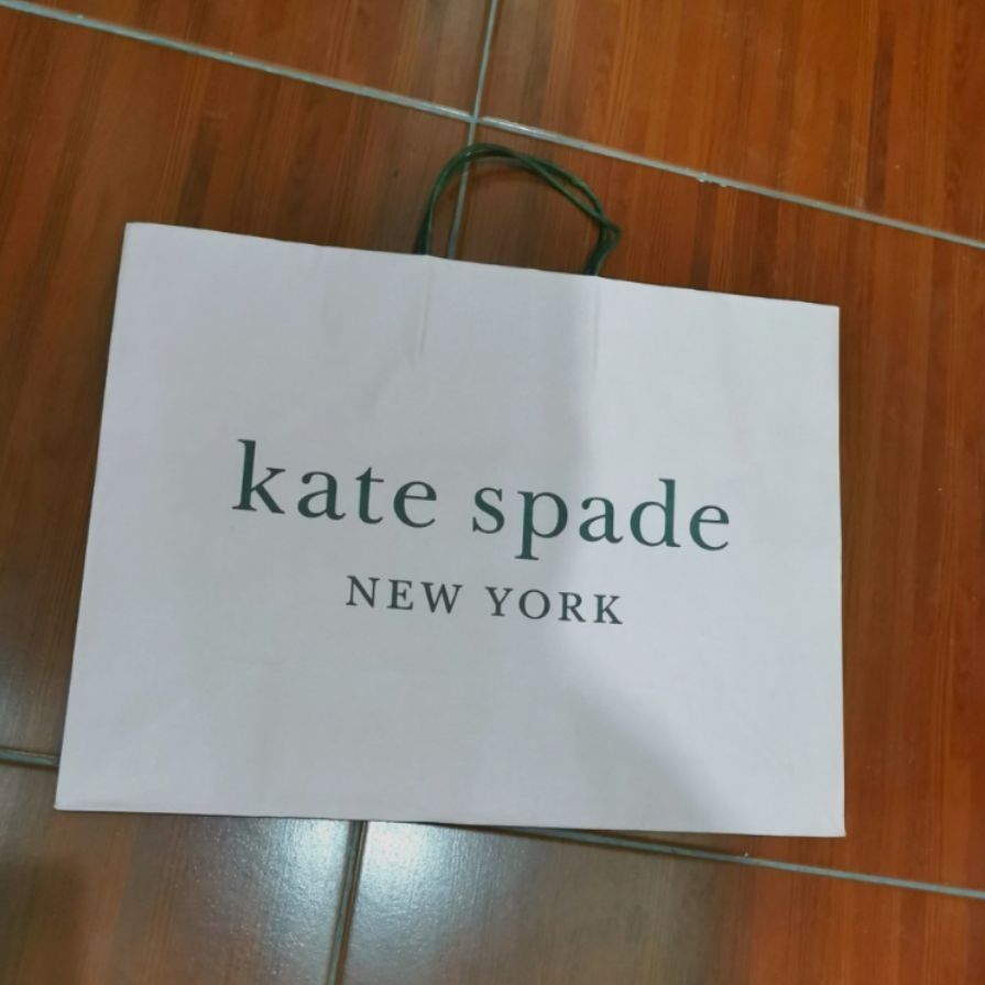 Original Kate Spade medium size paperbag bag (Category: Luxury Bags & Wallets) located in Manila. Submitted by shopthelatesttrends (Listing ID 1301405703, Image 1). Description: Original Kate Spade medium size paperbag bag *Perfect for bags and clothes Mode of payment: Deposit only to Gcash or Chinabank Shipping fee will be shouldered by the buyer. We use grab, lalamove, and lbc. *NO BOGUS BUYERS PLEASE ***Any use of the manufacturers word or sym
