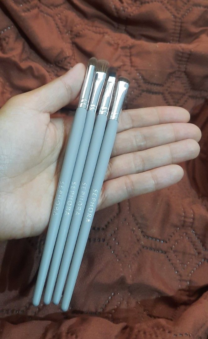 Original Sephora Eye Make up Brush Set (Category: Makeup) located in Manila. Submitted by icspcloset (Listing ID 1301394538, Image 1). Description: Brand: Sephora Color: Light Gray (Color may vary due to lighting) Pieces: 5 pieces brushes (Set) Brand new but kept for sometime in the cabinet. Case is peeling off. From USA. Available in Sephora Philippines but was sold by piece. Selling by set ( 5 pieces) MOP: Gcash/ Meet up (Makati area).