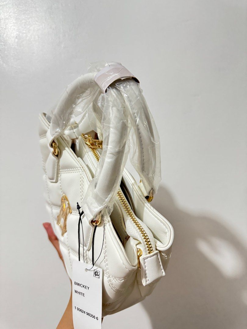 Original Steve Madden White Quilted (Category: Luxury Bags & Wallets) located in Manila. Submitted by wellnessessentials (Listing ID 1301455326, Image 2). Description: AUTHENTIC Bag from USA 🇺🇸 Brandnew Medium size with sling Cross body bag & Hand bag Lowest price guaranteed .