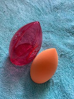 Real Techniques Beauty Blender with Case
