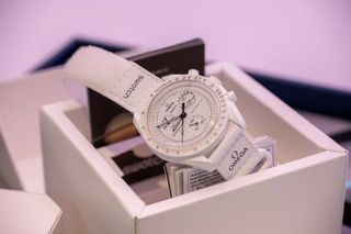 Swatch Moonswatch Mission to the Moonphase (Snoopy)