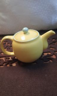 Tea pot yellow ceramic 3x4"