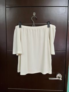 UNIQLO White Off shoulder blouse