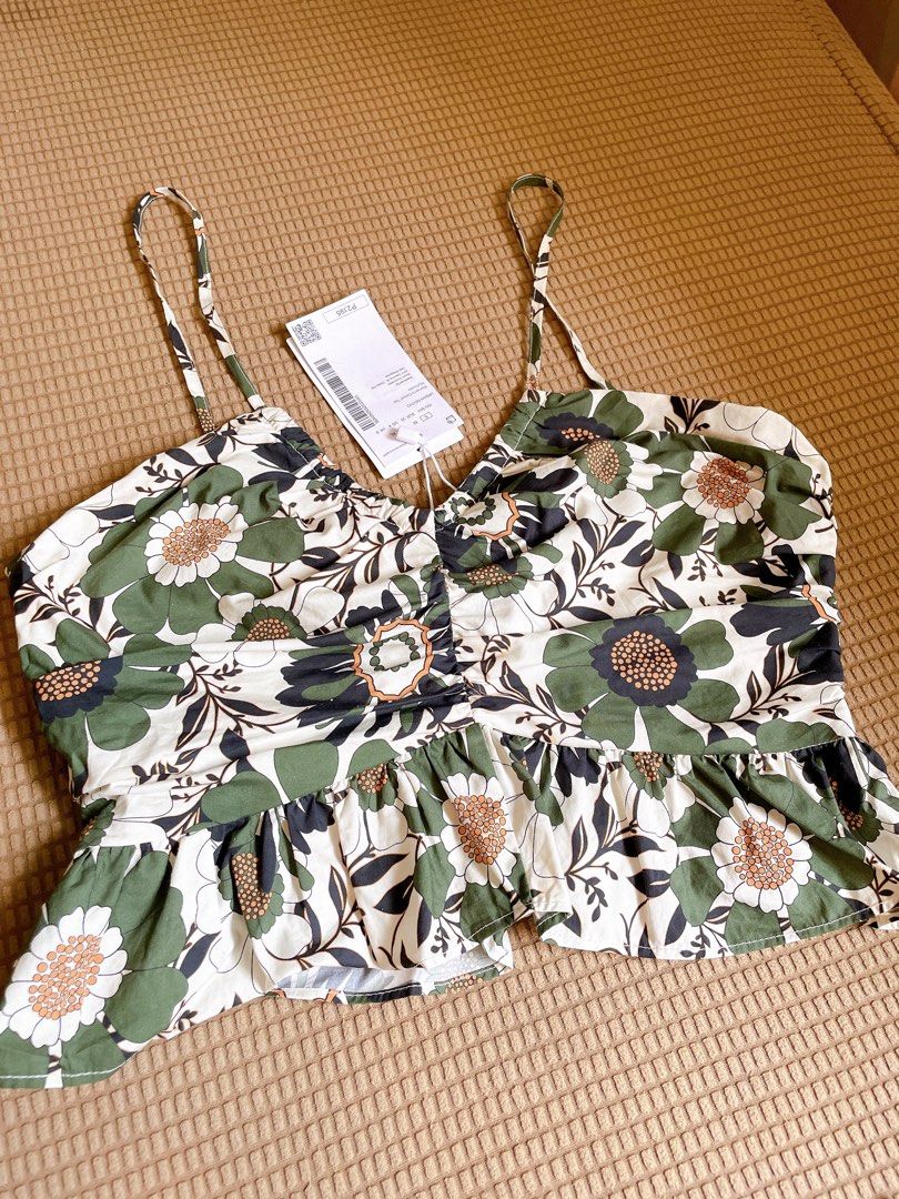 Urban revivo green top (Category: Sleeveless) located in Rizal. Submitted by lemiebee (Listing ID 1301338574, Image 2). Description: Urban revivo worth 2,195 Selling low.