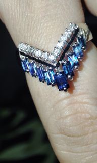 V-RING NATURAL BLUE SAPPHIRE & DIAMOND