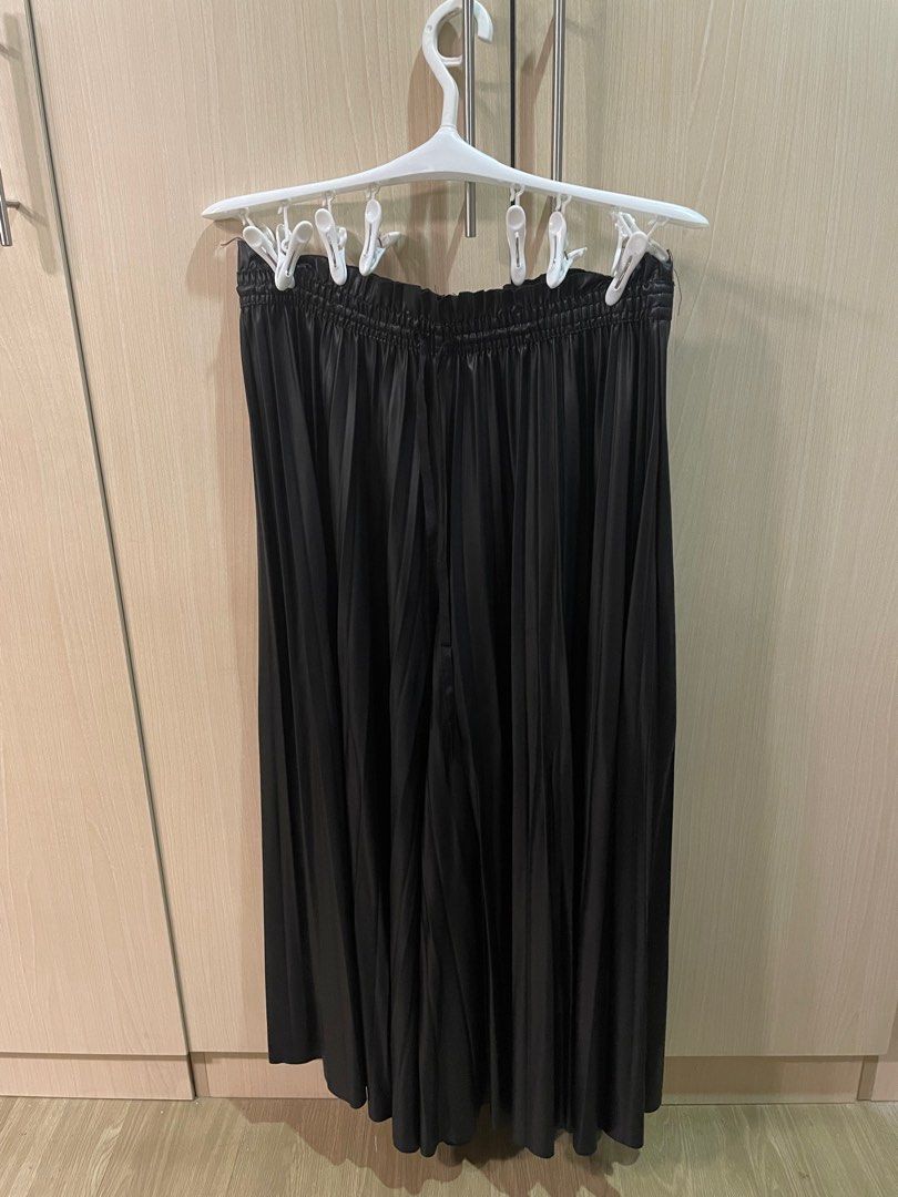Zara Pleated Pants Size M (Runs Large) (Category: Other Bottoms) located in Manila. Submitted by rrem2 (Listing ID 1301400675, Image 1). Description: Black Pleated Pants Zara Size M original price 2.5K negotiable PM for more details..