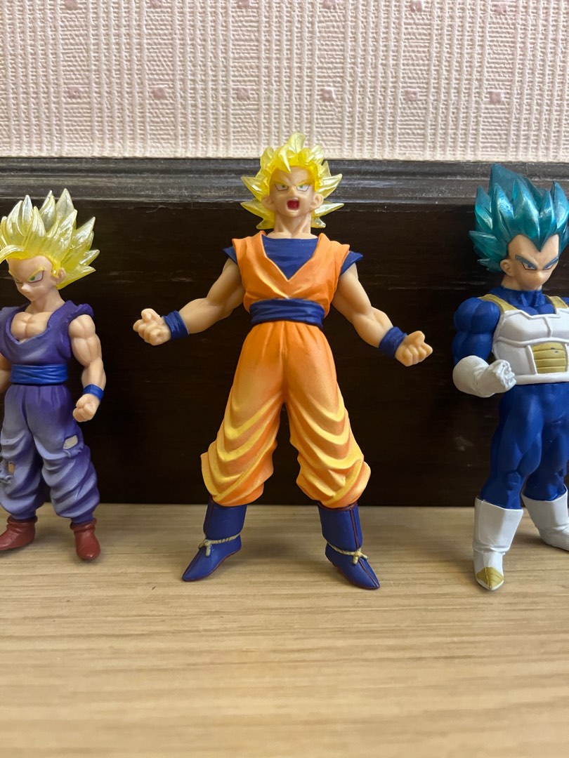 龍珠 figure 扭蛋(全圖三個), 興趣及遊戲, 玩具 & 遊戲類 - Carousell