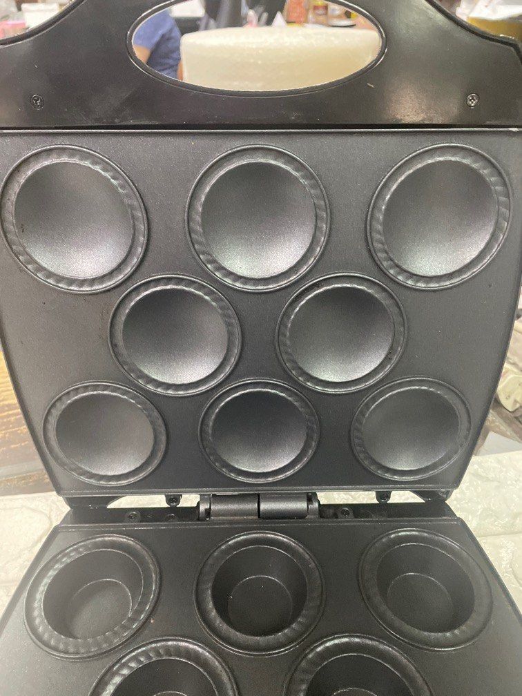 Ambiano Cupcake Maker Party Pie Maker (Category: Breadmakers) located in Pasay City. Submitted by enrico_appliances (Listing ID 1306083872, Image 3). Description: No issue at all 220v ready to use No box Slight scratches.