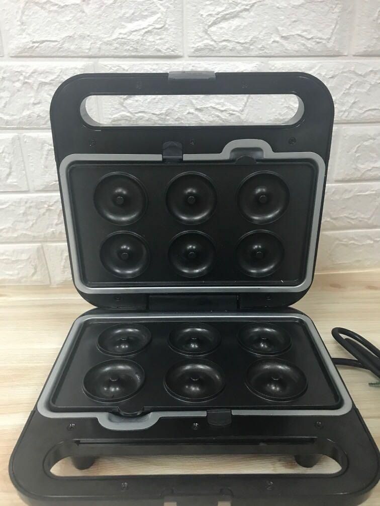 Ambiano Multi Snack Maker — Pancake, Donut and others (Category: Breadmakers) located in Pasay City. Submitted by enrico_appliances (Listing ID 1306071177, Image 1). Description: No issue No box 220 volts With scratch in front Not used.