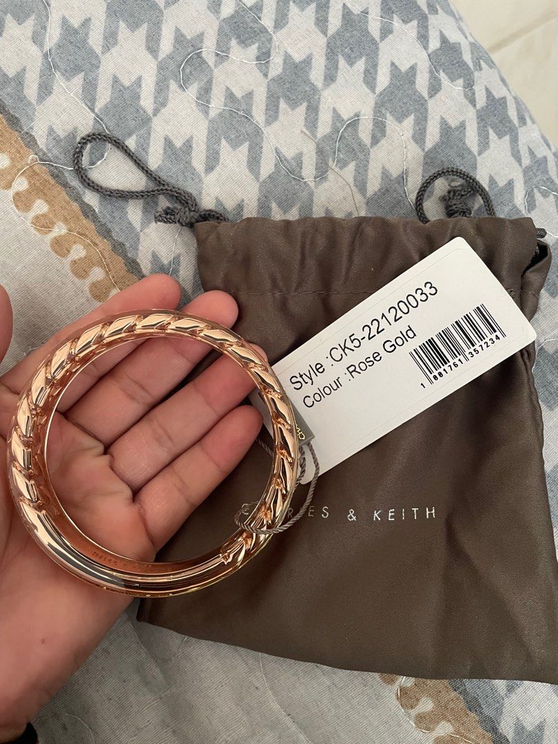 Bangle (Category: Bracelets) located in Singapore. Submitted by panesboom299 (Listing ID 1306066591, Image 4). Description: .