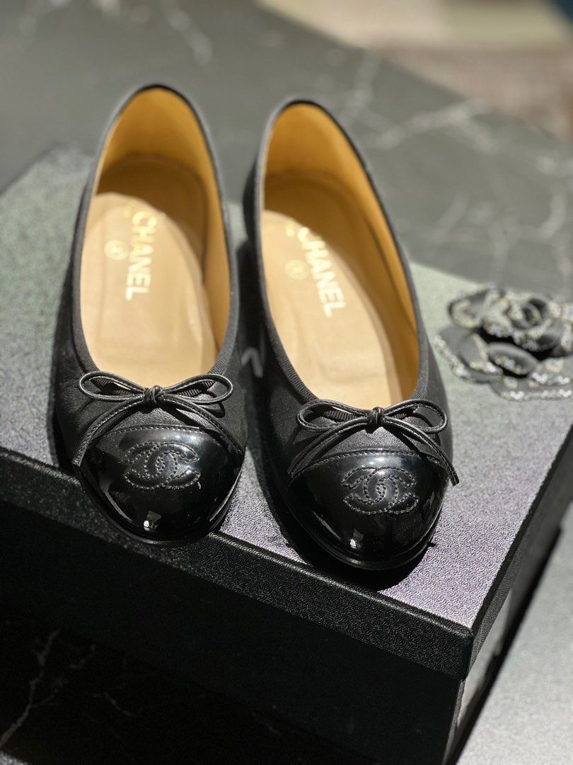 Chanel flat shoes black top