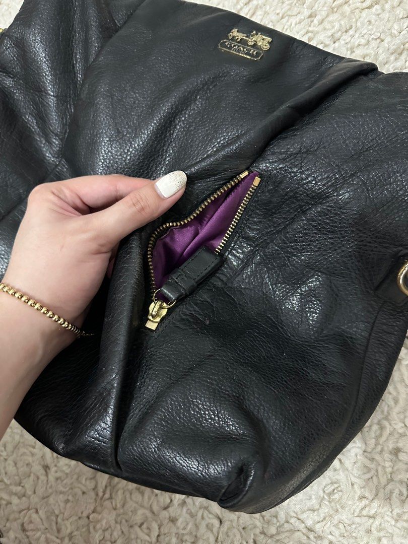 COACH HOBO BAG BLACK LEATHER GOLD HARDWARE (Category: Luxury Bags & Wallets) located in Pilar. Submitted by carlated_couture (Listing ID 1306129910, Image 3). Description: COACH HOBO BAG BLACK LEATHER GOLD HARDWARE US box FREE shipping anywhere in th PH.