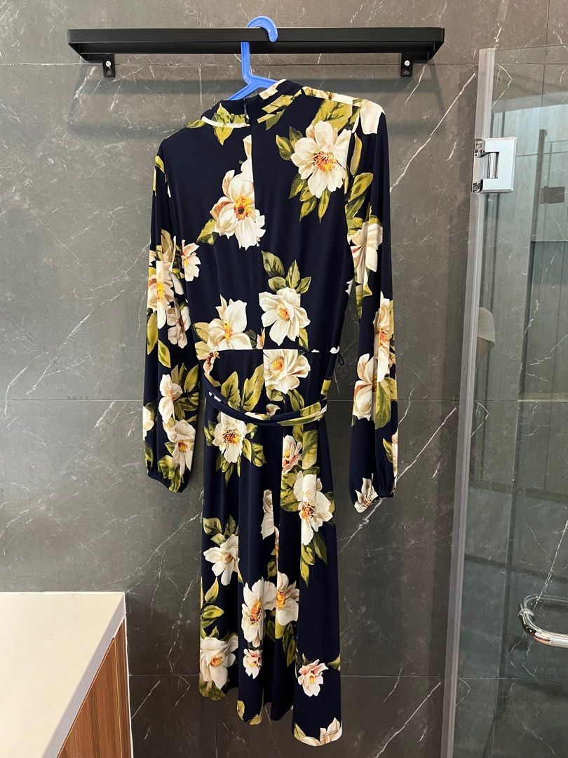 Calvin Klein Floral Dress (Category: Dresses) located in Cainta. Submitted by pllbns (Listing ID 1306035908, Image 2). Description: Calvin Klein dress with full length sleeves, v-cut neckline, ribbon tie in the waist, fits S-M.