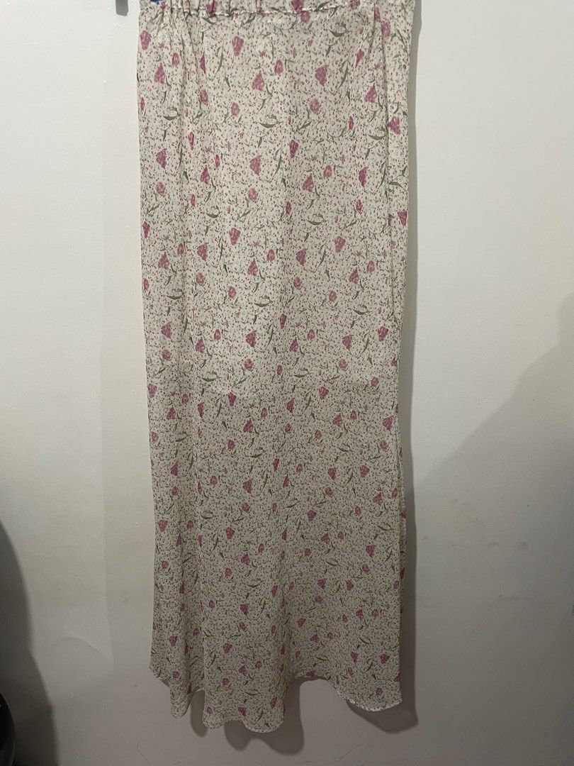 Floral Midi Skirt (Category: Skirts) located in Muntinlupa City. Submitted by declutterbyRA (Listing ID 1306123828, Image 2). Description: .