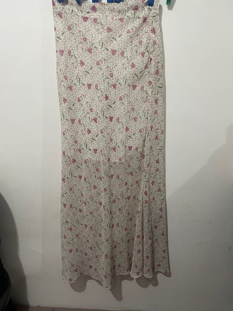 Floral Midi Skirt (Category: Skirts) located in Muntinlupa City. Submitted by declutterbyRA (Listing ID 1306123828, Image 3). Description: .