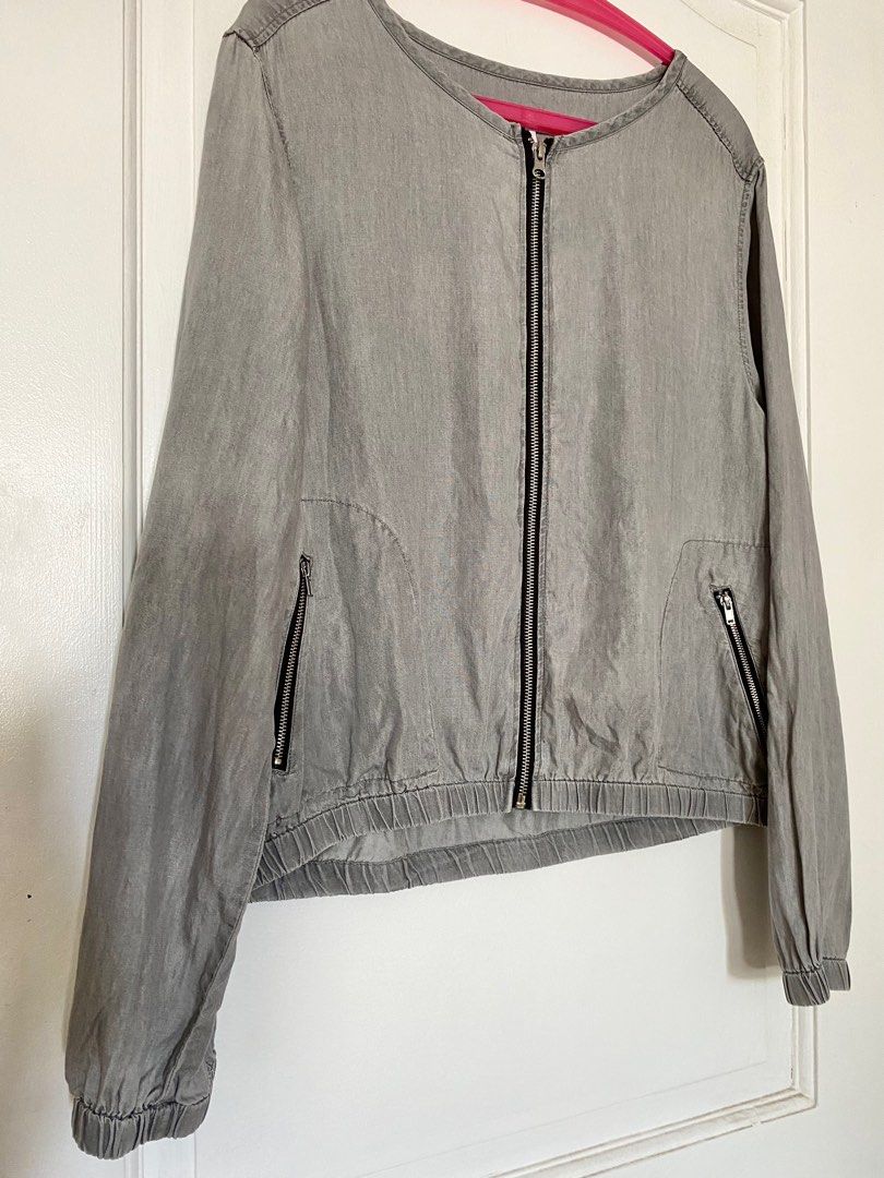 Gray Zipper Jacket (Category: Coats, Jackets and Outerwear) located in Paranaque City. Submitted by yard_army (Listing ID 1306039784, Image 2). Description: Imported 🇺🇸 Fever brand, size Large Nice gray color Cotton blend Garterized hem and sleeve Two zipper pockets in front Pleated back design No stain, no damage.