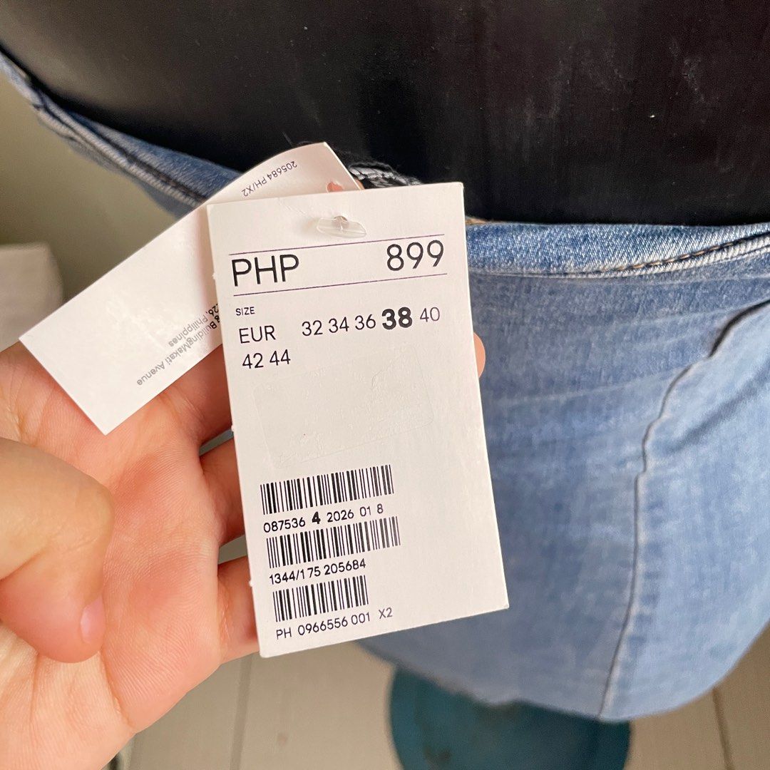 H&M Divided Denim Bodycon Dress (Category: Dresses) located in Cavite. Submitted by bbrylfinds (Listing ID 1306027144, Image 2). Description: Never been used!! Super pretty but doesn’t flatter my body shape 🥹 - fits 34-37 bust, 26-29 waistline .