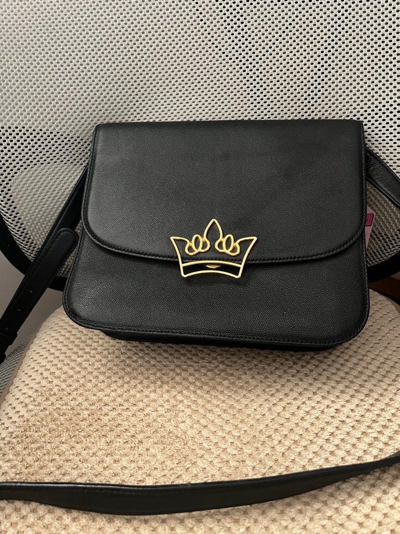 j.estina sling bag (Category: Luxury Bags & Wallets) located in Muntinlupa City. Submitted by vintage_preloved15 (Listing ID 1306032433, Image 1). Description: Jestina black crossbody bag..