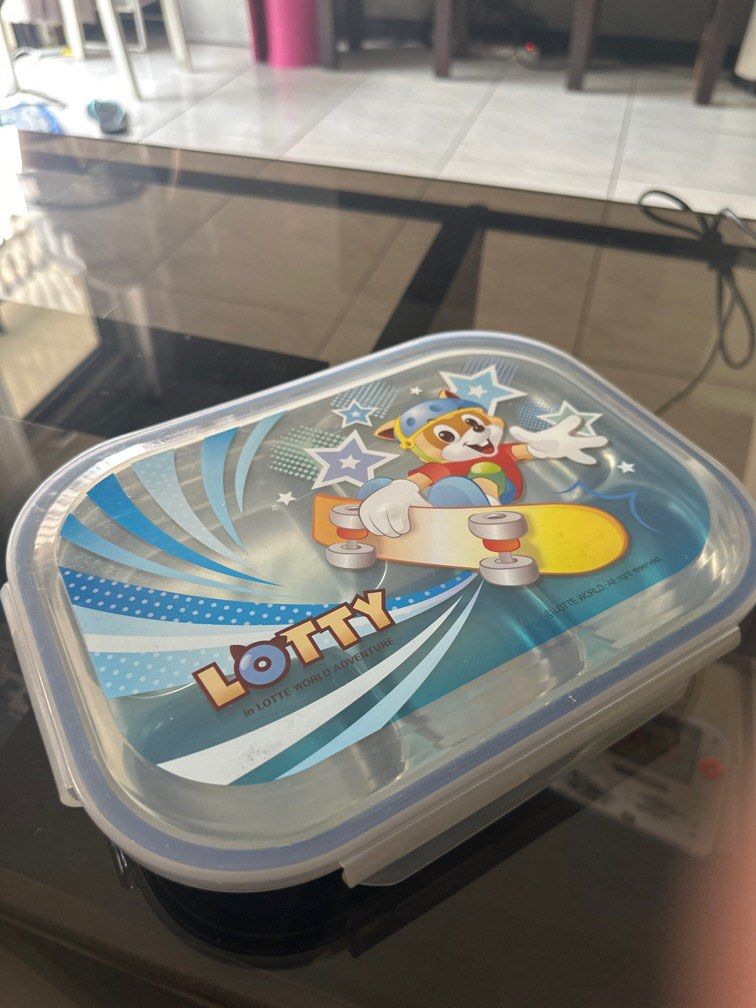 Lotte world bento box (Category: Weaning & Toddler Feeding) located in Valenzuela. Submitted by vjl21 (Listing ID 1306045584, Image 1). Description: Made in south korea.