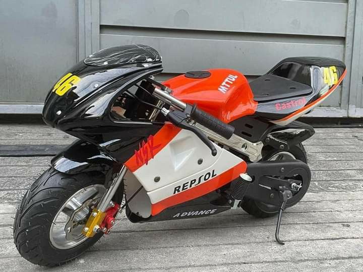 Ninja motor 49cc (Category: Motorbikes for Sale) located in Manila. Submitted by saguittarian06 (Listing ID 1306055833, Image 3). Description: 2 tire ninja motor 49cc Single Cyclinder/Gasoline type mixed with 2T Oil 95% Gas and 5% 2T Oil If you add gasoline directly without 2T, the motor will burn out and cannot be used normally Gas Tank: 1.5 liters Max Speed: 45kmph Weight Capacity: 60kg Cooling: Air-cooled Drive: Chain Single Muffler Start Engi