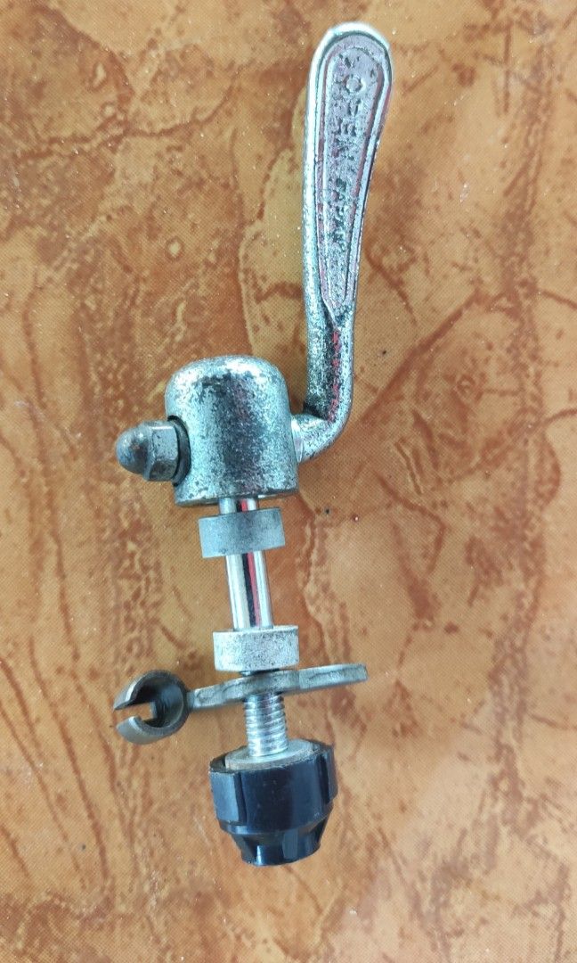 Vintage Suzue Seat Clamp (Category: Bicycles) located in San Fernando. Submitted by nerosales (Listing ID 1306078888, Image 1). Description: SUZUE Vintage Quick Release Seat Post Clamp Binder 80s MTB Japan With cable stopper 199 pesos only SM City Pampanga Shipping: J&T Payment: Gcash NO COD/COP.