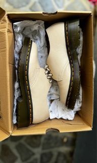 SALE !!! 💯 Original Dr Martens Oxford shoes Beige LAST PRICE POSTED