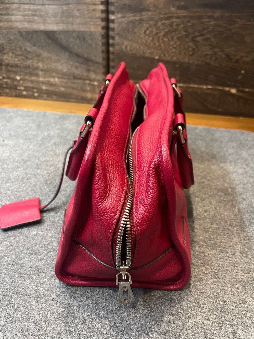 AUTHENTIC LOEWE (Category: Bags & Wallets) located in Singapore. Submitted by master_moderate (Listing ID 1306197957, Image 3). Description: Overall bag condition is good. Base and corner is as shown in picture. Zipper, lock and key all in good condition..