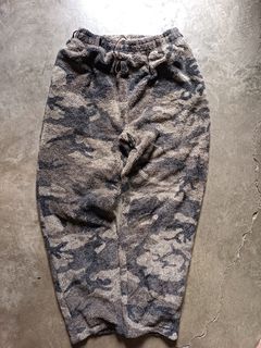 Cabelas Pants Mens  Large Brown Camo Fleece Wind Stopper Hunting Outdoor
30-34 waistline 
44" outseam 
12" Rise
8".  Leg opening
Good condition 
No issue 
600 plus sf