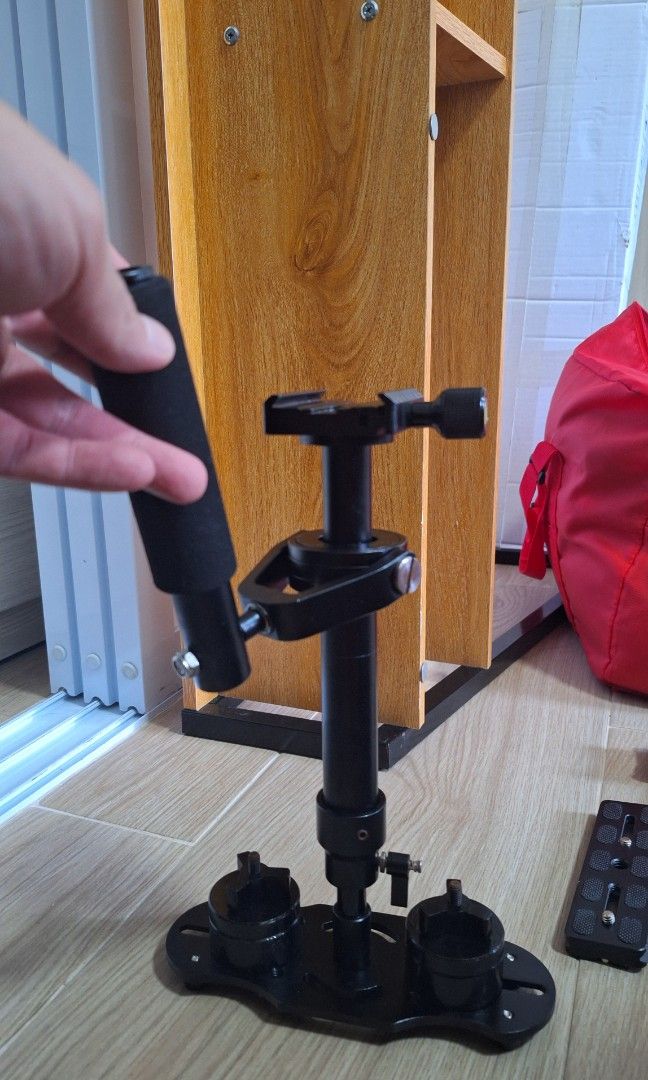 Camera stable stand (Category: Gimbals & Stabilisers) located in Singapore. Submitted by feichin (Listing ID 1306269656, Image 3). Description: camera stable stand.
