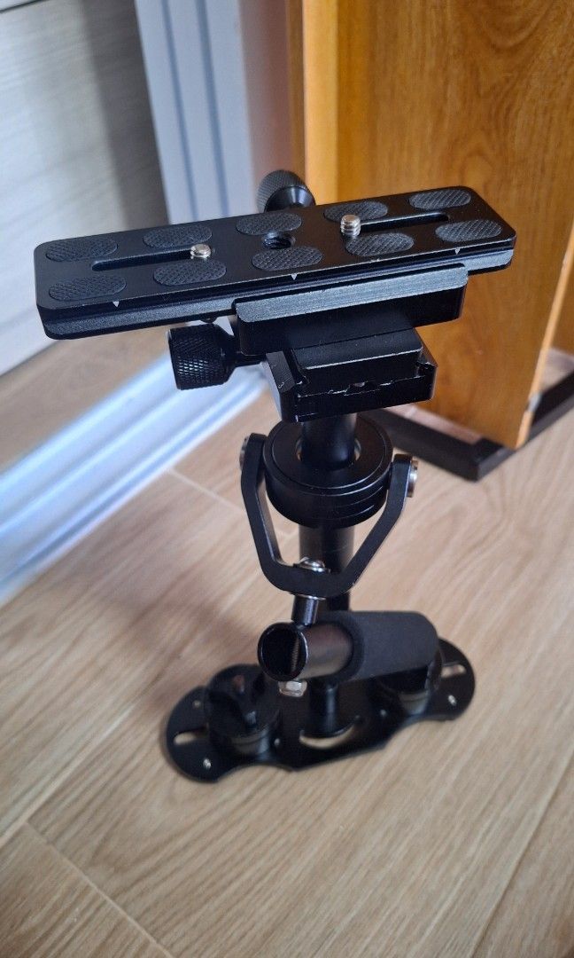 Camera stable stand (Category: Gimbals & Stabilisers) located in Singapore. Submitted by feichin (Listing ID 1306269656, Image 5). Description: camera stable stand.