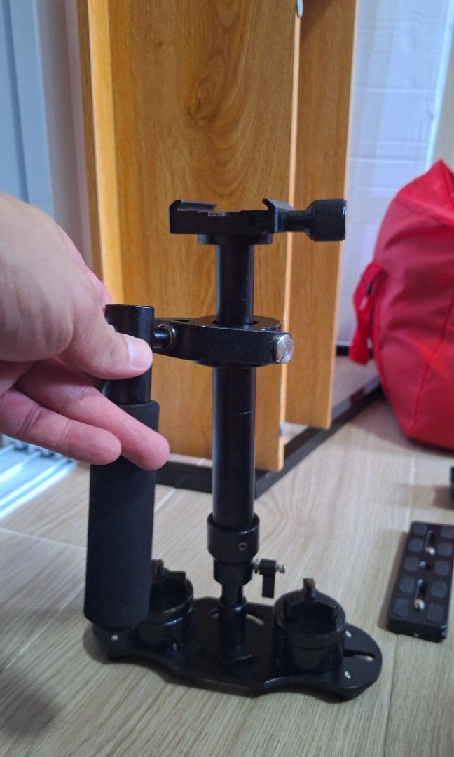 Camera stable stand (Category: Gimbals & Stabilisers) located in Singapore. Submitted by feichin (Listing ID 1306269656, Image 2). Description: camera stable stand.