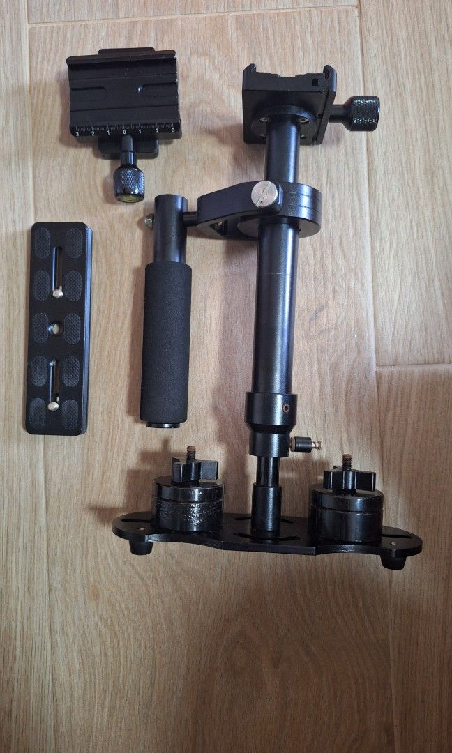 Camera stable stand (Category: Gimbals & Stabilisers) located in Singapore. Submitted by feichin (Listing ID 1306269656, Image 1). Description: camera stable stand.