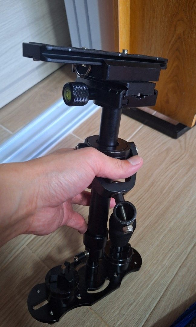 Camera stable stand (Category: Gimbals & Stabilisers) located in Singapore. Submitted by feichin (Listing ID 1306269656, Image 4). Description: camera stable stand.
