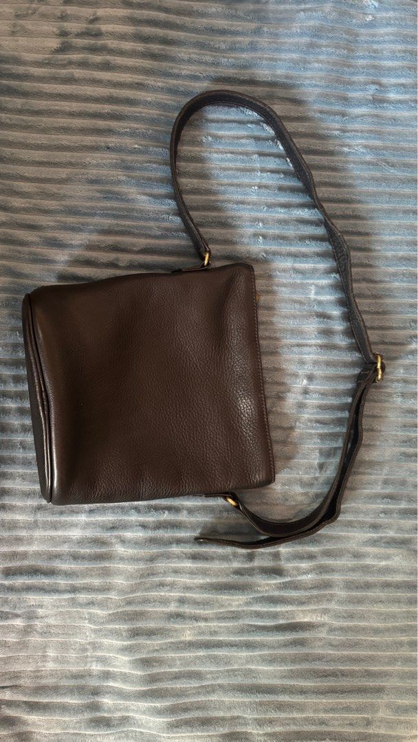 Coach Sling bag Cross-body bag (Category: Luxury Bags & Wallets) located in San Fernando. Submitted by sophmnls (Listing ID 1306218871, Image 2). Description: Material: Leather.