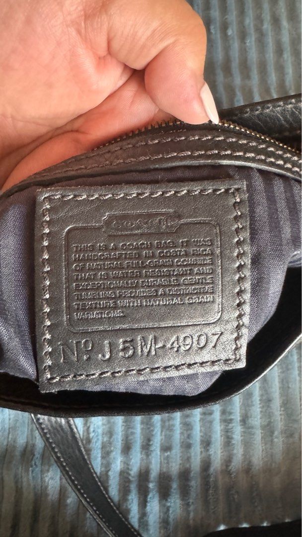 Coach Sling bag Cross-body bag (Category: Luxury Bags & Wallets) located in San Fernando. Submitted by sophmnls (Listing ID 1306218871, Image 3). Description: Material: Leather.