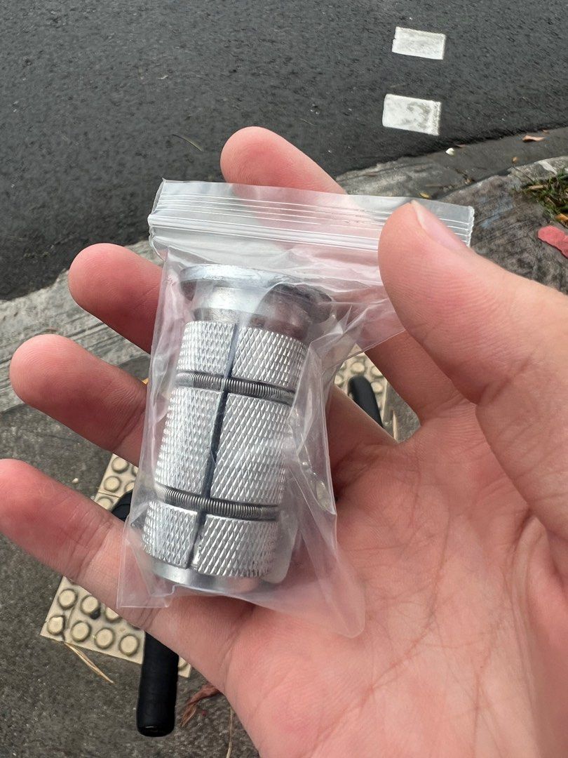 Compressor plug (Category: Bicycles) located in Singapore. Submitted by jarrwn (Listing ID 1306233676, Image 1). Description: bought but realised dosent fit my bike.Used once.
