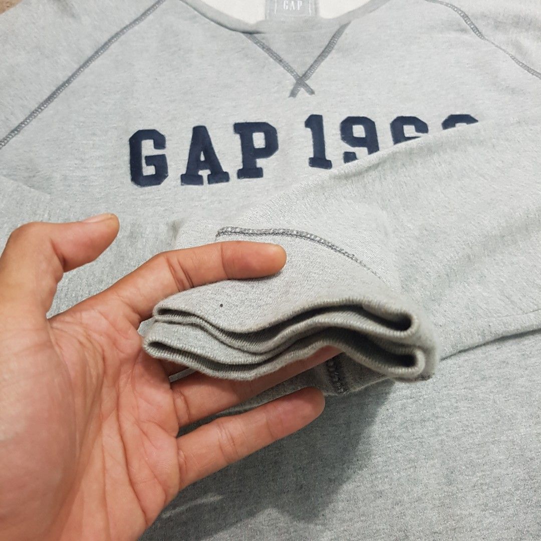 Harga promo Crewneck Cn GAP Fesyen Pria Pakaian Atasan di Carousell
