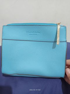 Elizabeth Arden baby blue faux leather make up pouch