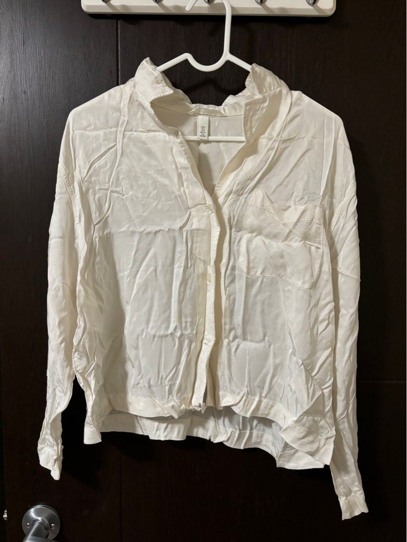 H&M Longsleeve (Category: Longsleeves) located in Quezon City. Submitted by trsshd (Listing ID 1306281469, Image 1). Description: Definitely way less than the original price Just crumpled RFS: decluttering.
