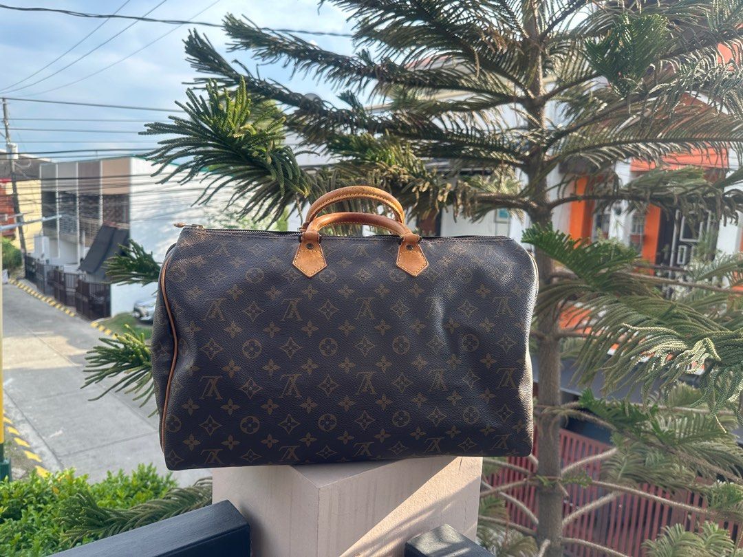 LV Bag (Category: Luxury Bags & Wallets) located in Paranaque City. Submitted by ms_a_bags (Listing ID 1306253765, Image 2). Description: LV Speedy 40 - Messenger / GYM Bag flaws - no puller .