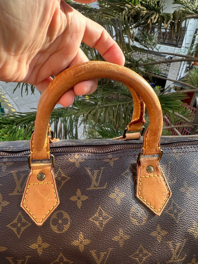 LV Bag (Category: Luxury Bags & Wallets) located in Paranaque City. Submitted by ms_a_bags (Listing ID 1306253765, Image 3). Description: LV Speedy 40 - Messenger / GYM Bag flaws - no puller .