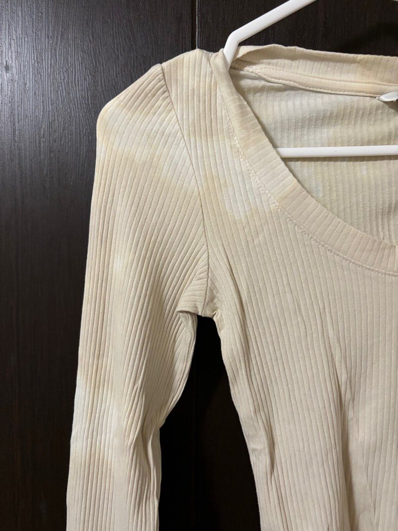 Monki Top (Category: Longsleeves) located in Quezon City. Submitted by trsshd (Listing ID 1306282218, Image 3). Description: Used once then stained it 🥲 Way less than its original price .
