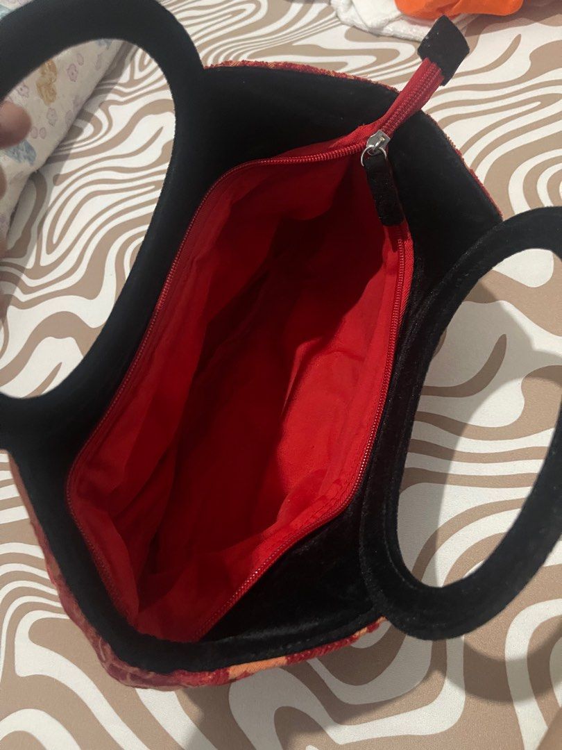Preloved handbag (Category: Purses & Pouches) located in Quezon City. Submitted by geuse (Listing ID 1306329433, Image 3). Description: Preloved, very nice & cute design Small size but spacious inside Thick fabric material with velvet combination, soft Only P250 Loc. Tandang Sora, QC Gcash payment Lalamove delivery.
